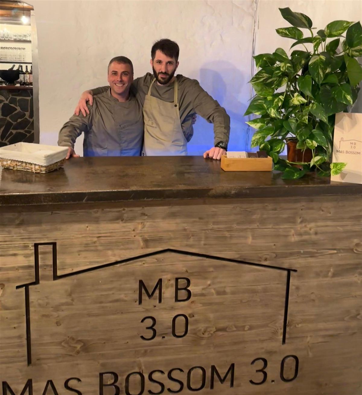 Marc Soler i el xef Sergi Tresserras a la barra de Mas Bossom 3.0