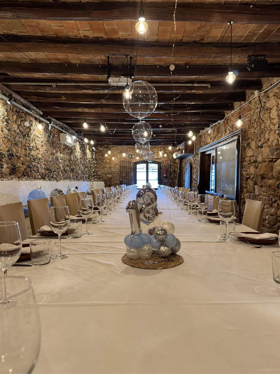 Sala de banquets de la masia preparada per a un casament